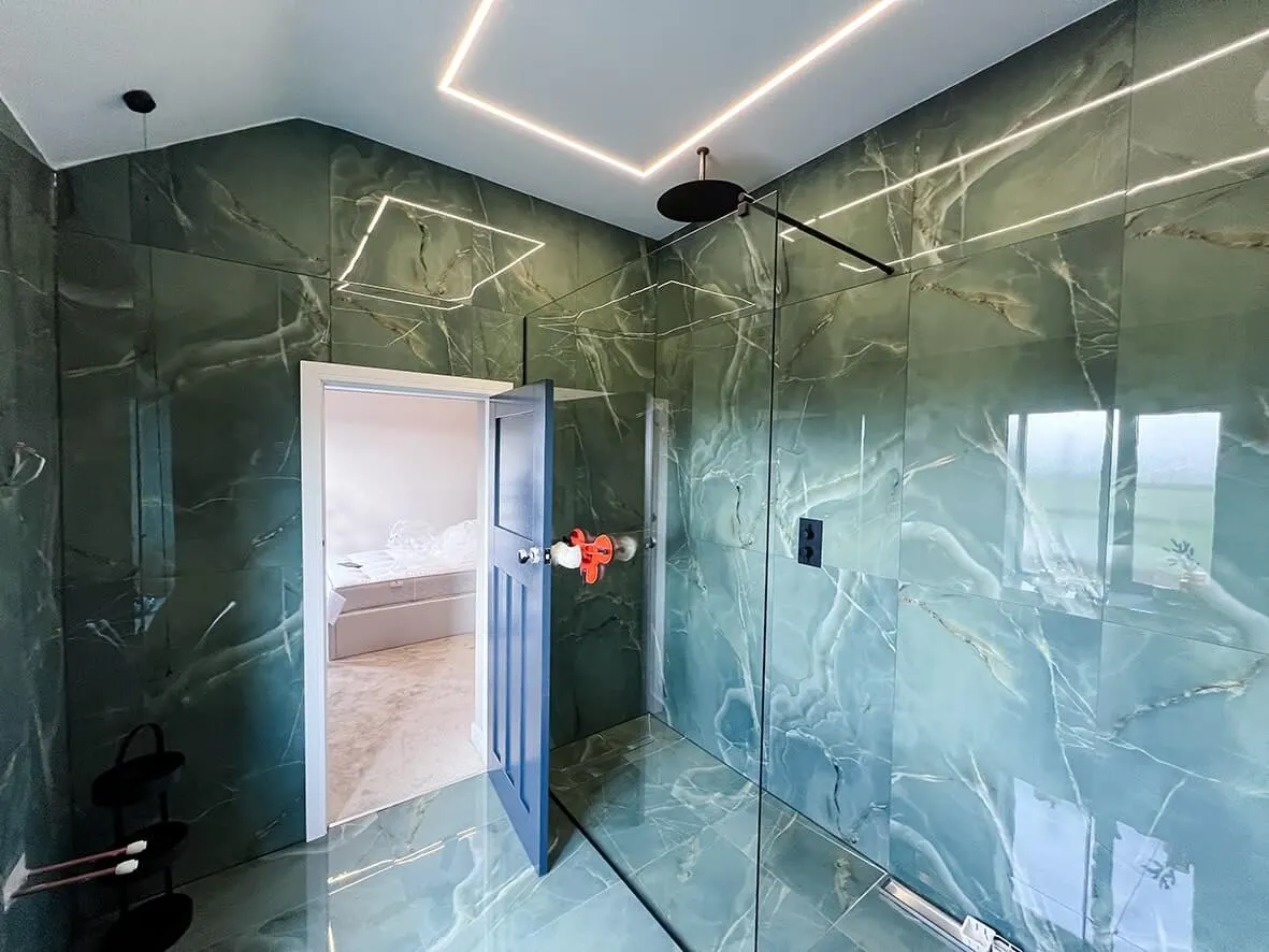Complete · snug or office detail