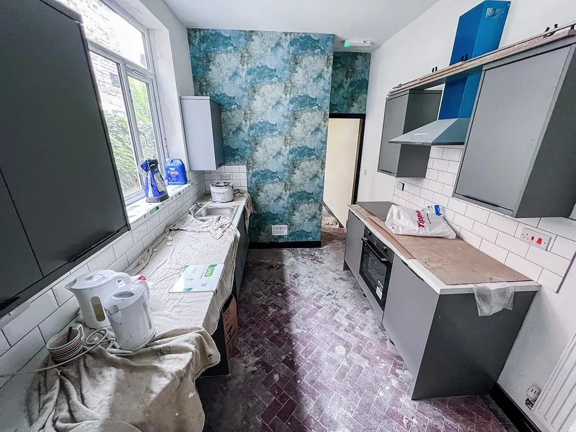 90% · communal lounge with patio doors