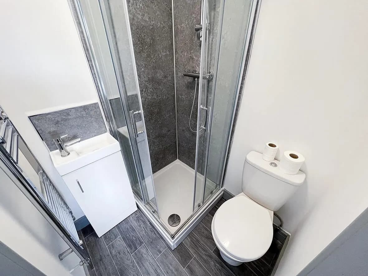 Complete · off-suite bath/shower room